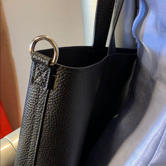 Tote with central magnet button for easy closing - Picture 8 of 8